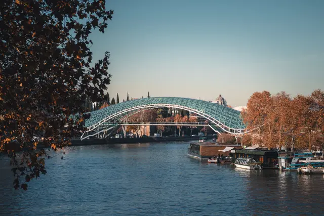 Kura nehri üzerindeki Barış Köprüsü