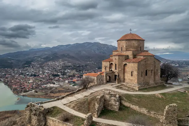 Mtskheta'ya bakan tepedeki Jvari Manastırı