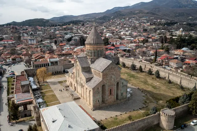 Mtskheta'da Svetitskhoveli Katedrali ve çevresi