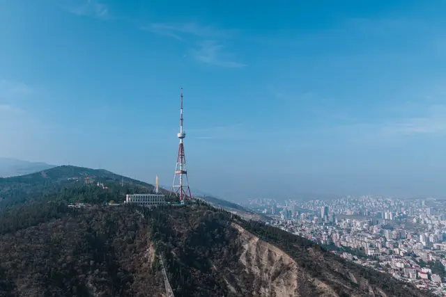 Tiflis'e bakan Mtatsminda tepesi ve televizyon kulesi