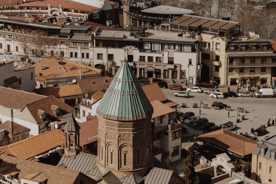 Eski Tiflis'in tarihî evleri ve kubbeleri havadan