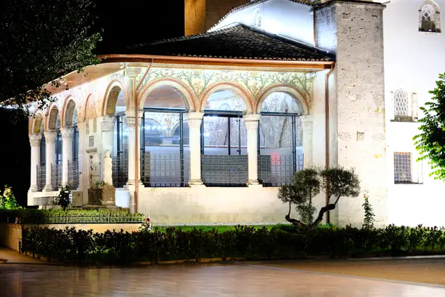 Gece ışıklandırılmış Ethem Bey Camii