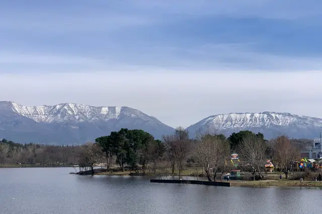 Tiran'dan karlı Dajti Dağı manzarası