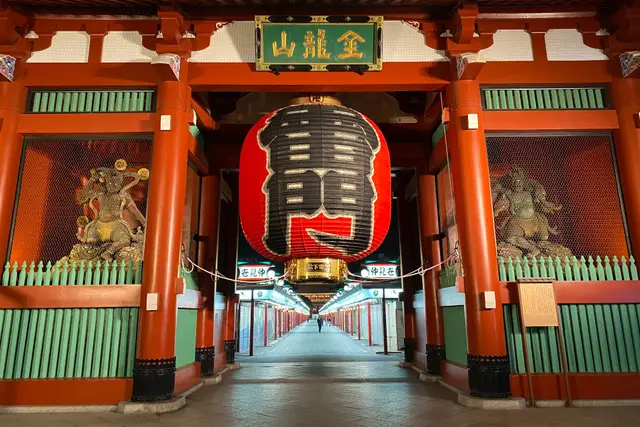 Asakusa'daki Kaminarimon Kapısı'nın büyük kırmızı feneri ve koruyucu heykelleri