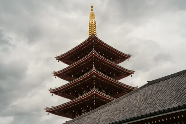 Bulutlu gökyüzü önünde Sensō-ji'nin Beş Katlı Pagodası