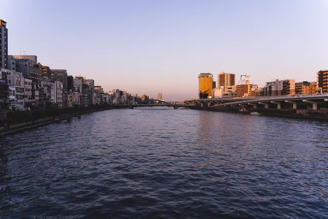 Akşamüstü ışığında Sumida nehri ve üzerindeki köprü