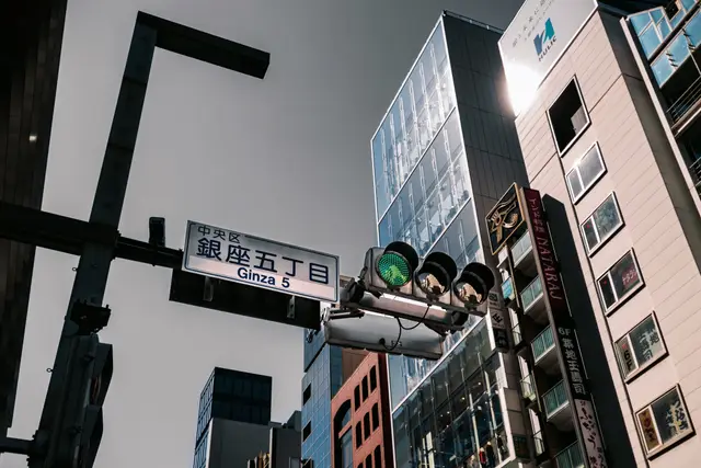 Ginza 5-chome sokak tabelası ve çevredeki yüksek binalar