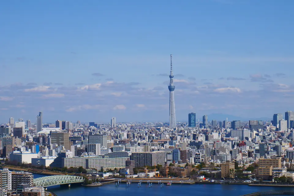 Açık havada Tokyo'nun şehir silueti ve yükselen Tokyo Skytree