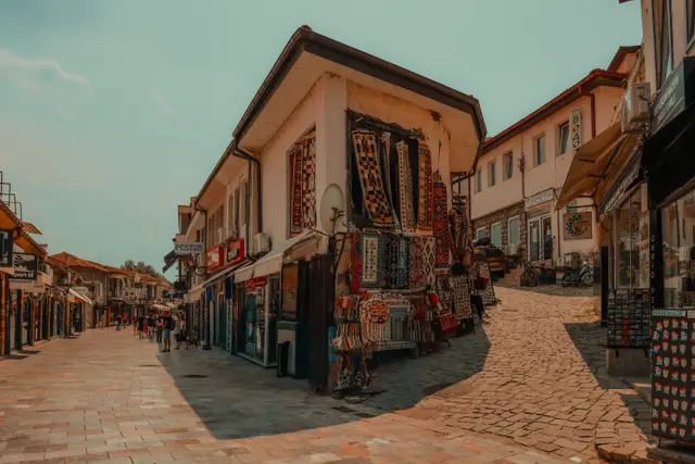 Üsküp Eski Çarşı'da dokuma tezgâhlı bir sokak