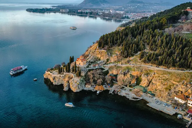 Havadan Ohri Gölü ve kıyıdaki eski şehir