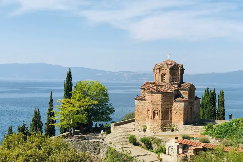 Ohri Gölü kıyısında Sveti Jovan Kaneo kilisesi