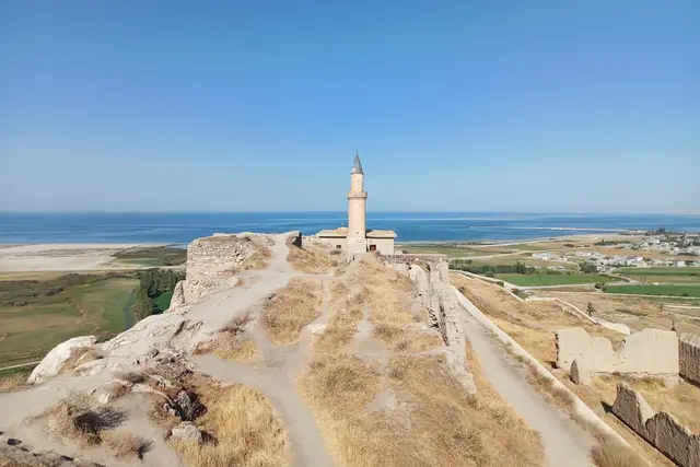 Van Kalesi'nin kaya sırtı ve minare kalıntısı, arkada Van Gölü