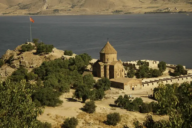 Akdamar Adası'ndaki kilise ve çevresindeki ağaçlar, arkada göl