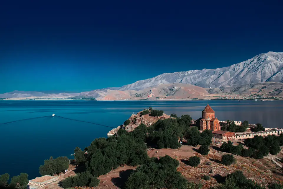 Van Gölü'nde Akdamar Adası ve kilisesi, arkada karlı dağlar