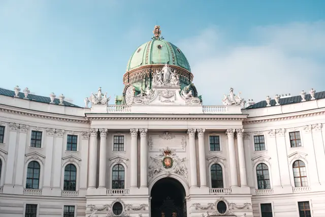 Hofburg Sarayı'nın kubbesi ve cephesi